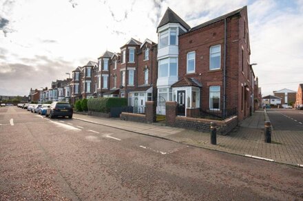 DWELLCOME HOME Ltd FIVE Bedroom Townhouse 3 kings, 2 dbles, sm dble, single  ✪