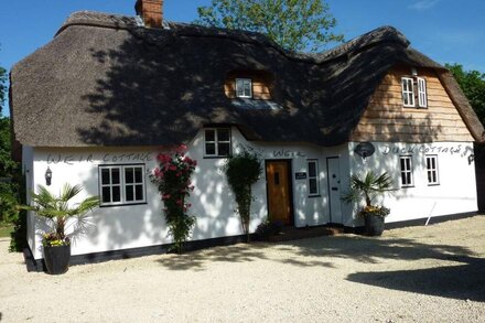 Beautifully Appointed Riverside Thatched Cottage. Town Centre, Yet Secluded