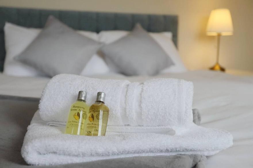 EasyTravel Luxury NEC/Airport 3 beds House