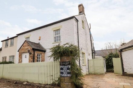 EARLSFOLD, pet friendly, character holiday cottage in Scorton