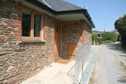 South Milton.Stunning New Stone cottage close to beautiful beaches