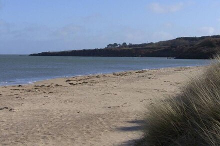 TY'N LON, pet friendly, character holiday cottage in Moelfre