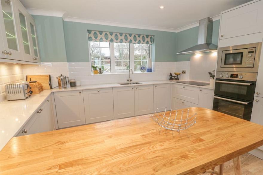 TY'N LON, pet friendly, character holiday cottage in Moelfre