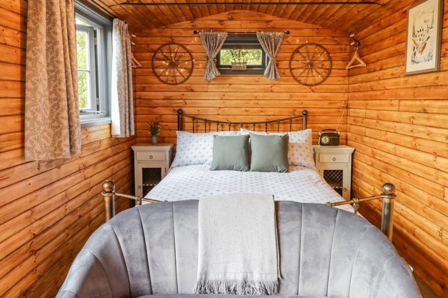 HIDEAWAY CABIN, romantic, with a garden in Thorverton