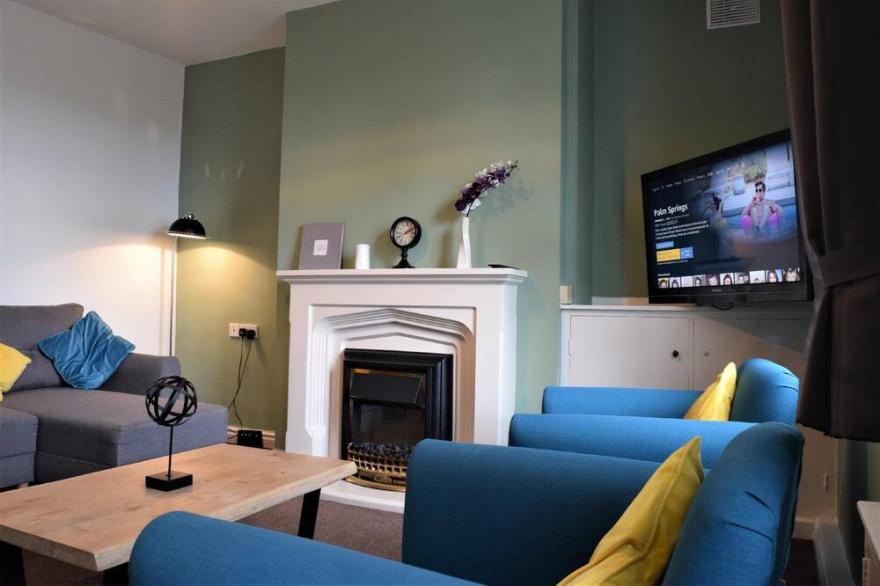 This house is a 3 bedroom(s), 1 bathrooms, located in Glossop, Derbyshire.