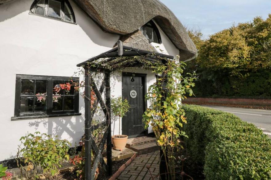 1 PEACOCK COTTAGE, Pet Friendly, With A Garden In Salisbury