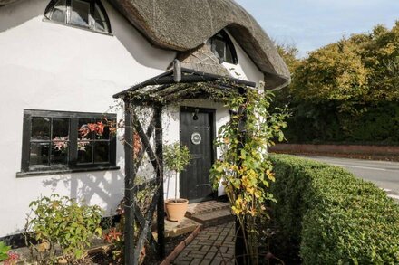 1 PEACOCK COTTAGE, pet friendly, with a garden in Salisbury