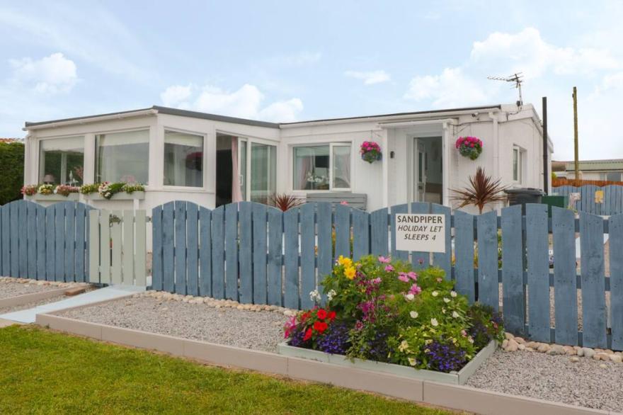 SANDPIPER, Pet Friendly, Country Holiday Cottage In Southerness