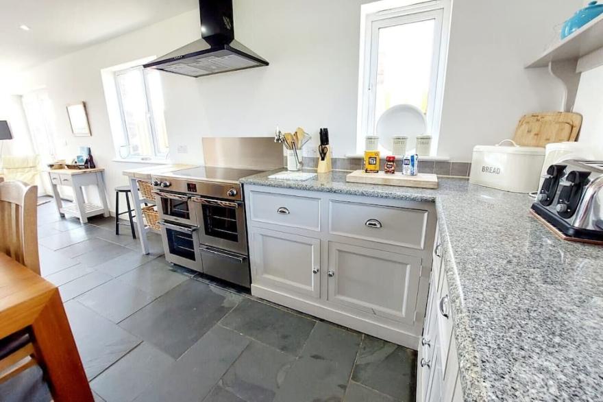 Mawgwen House, near Porthcothan Bay, sleeps 10, sea views and hot tub