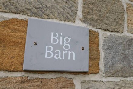 MAIN BARN, pet friendly, character holiday cottage in Staithes