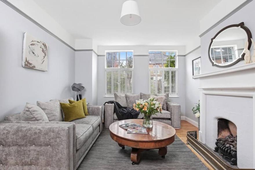 OXFORD FAMILY HOME- PIANO, NETFLIX, 8 PEOPLE