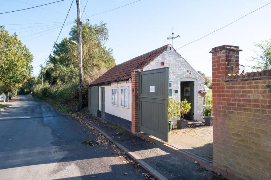 Pretty Cottage Studio Set In Lovely Countryside Close To The Heritage Coast