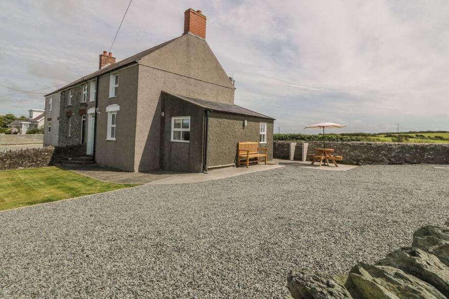 GLASFRYN, pet friendly, with open fire in Llanfaethlu