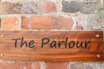 THE PARLOUR, family friendly, character holiday cottage in Chester