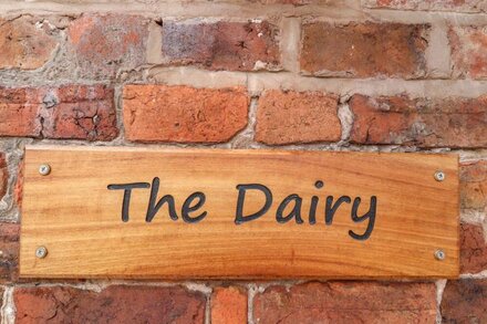 THE DAIRY, romantic, with hot tub in Chester