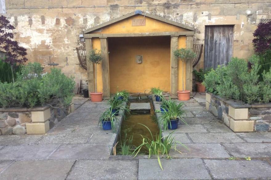 Luxury Hayshed Cottage with hot tub near St Andrews