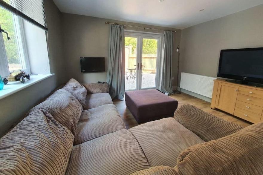 A well appointed apartment in a peaceful setting.  Close to beaches & the forest