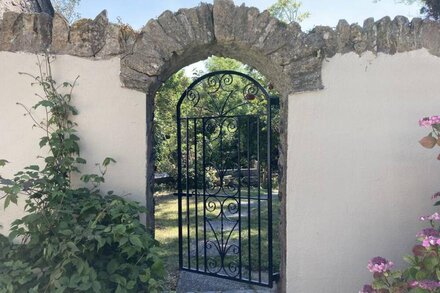 Charming cottage in quiet village near the Helford River