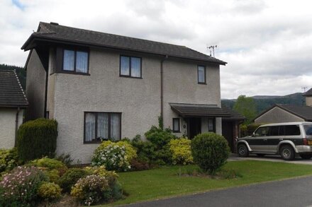 Executive House,WiFi,Superb Views,Pets O.K.Walk into Llanrwst.Sleeps 7+Baby/cot