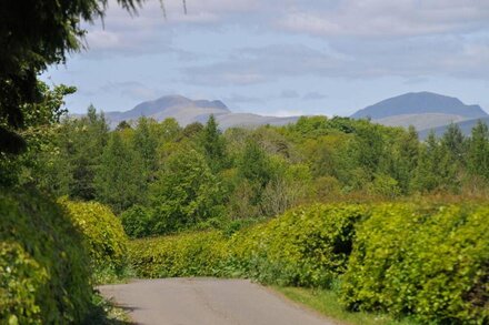 Exceptionally comfortable country cottage, one hour to Edinburgh and Glasgow.