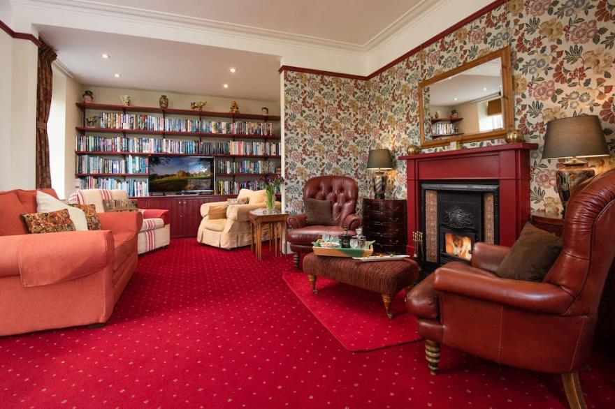 Lux cottage 3 beds 3 baths, dog friendly, WIFI, mountain biking, activity centre
