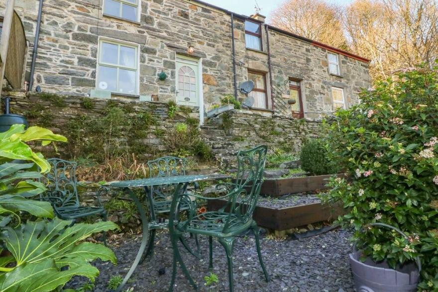 2 BRYN EGLWYS, family friendly, character holiday cottage in Prenteg