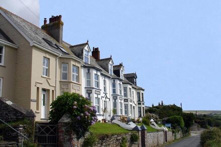 HEIGHTLEY HOUSE, pet friendly, country holiday cottage in Treknow