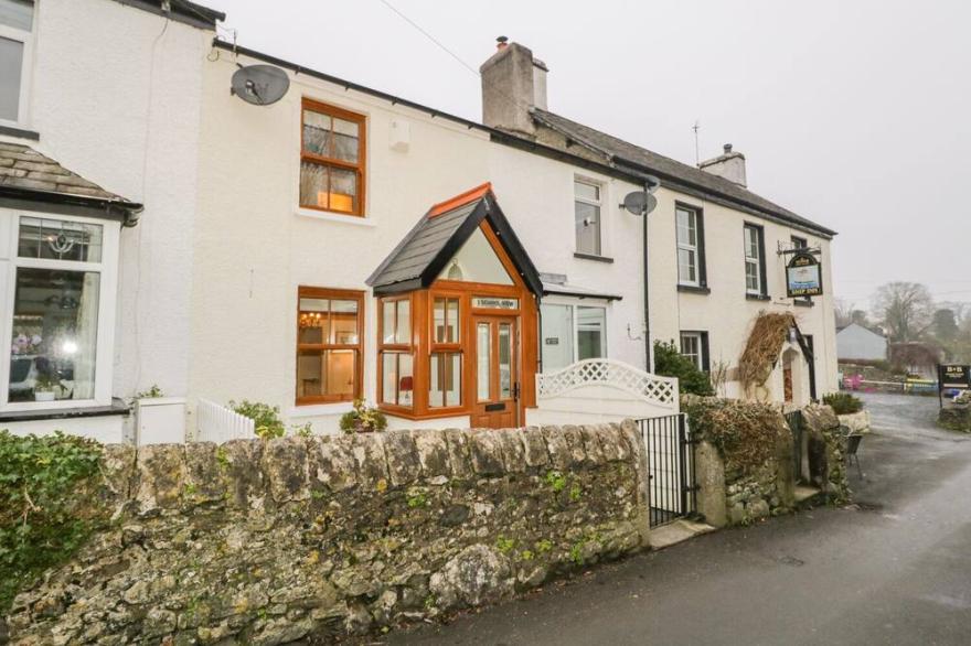 3 SCHOOL VIEW, pet friendly, country holiday cottage in Ulverston