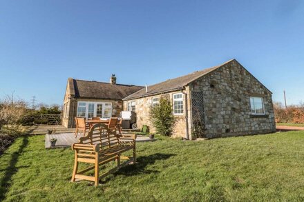 THISTLEYHAUGH COTTAGE, family friendly in Longframlington