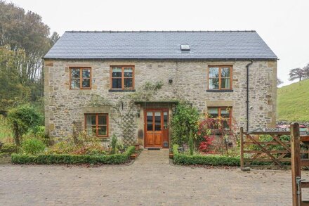 BROOKSIDE COTTAGE, pet friendly, with a garden in Tideswell