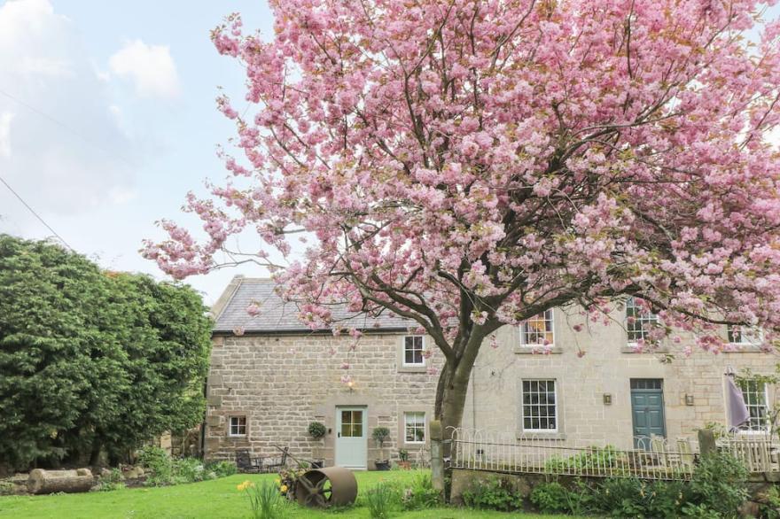 DALE END FARM COTTAGE, family friendly, with open fire in Winster