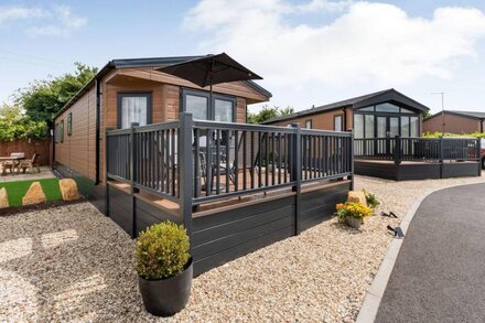 THE COTSWOLD HOLIDAY LODGE, family friendly, with a garden in Evesham