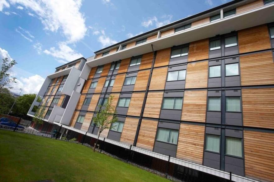 Large 1-Bedroom Apartment On The Edge Of Salford Quays