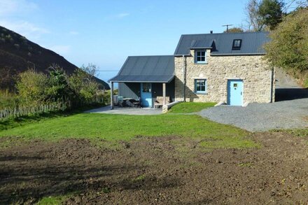 DOLWYLAN BARN, pet friendly, character holiday cottage in New Quay