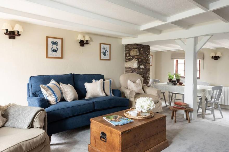 SWALLOW COTTAGE, pet friendly, with open fire in Port Isaac
