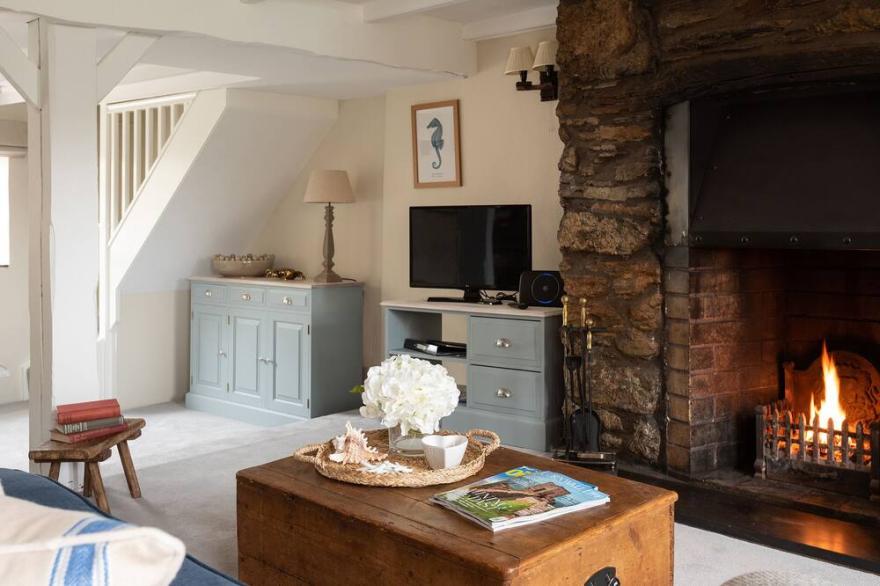 SWALLOW COTTAGE, pet friendly, with open fire in Port Isaac
