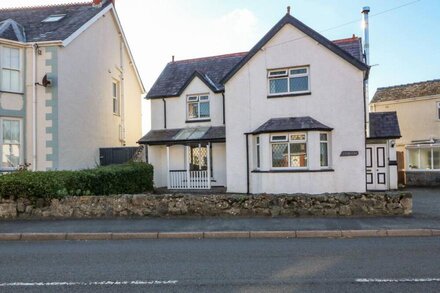 HYFRYDLE, family friendly, character holiday cottage in Benllech