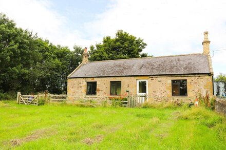 FLODDEN EDGE FARM COTTAGE, pet friendly, with open fire in Milfield