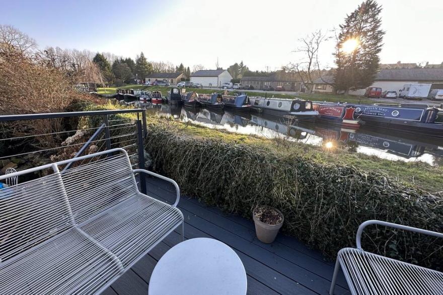 Marina view cottage - Canalside cottage - Peak District location