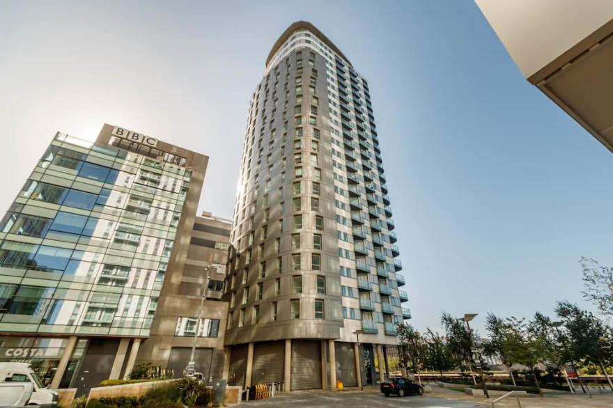 Stunning 2 Bed Waterfront Apartment In Media City