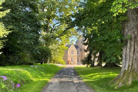 Unique Victorian mansion house with period details - 14 bedrooms.