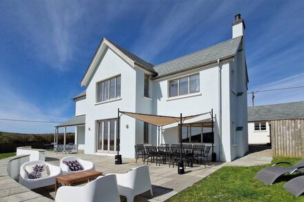 Broad-De Sleeps 10 | Pet Friendly* | Near Beach