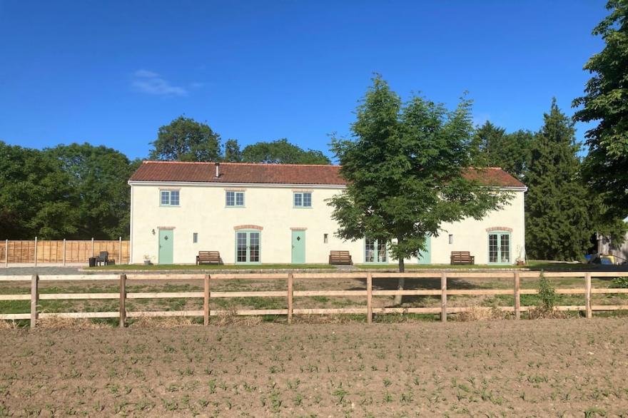 THE BARN, ASHTREE FARM, with open fire in Boston