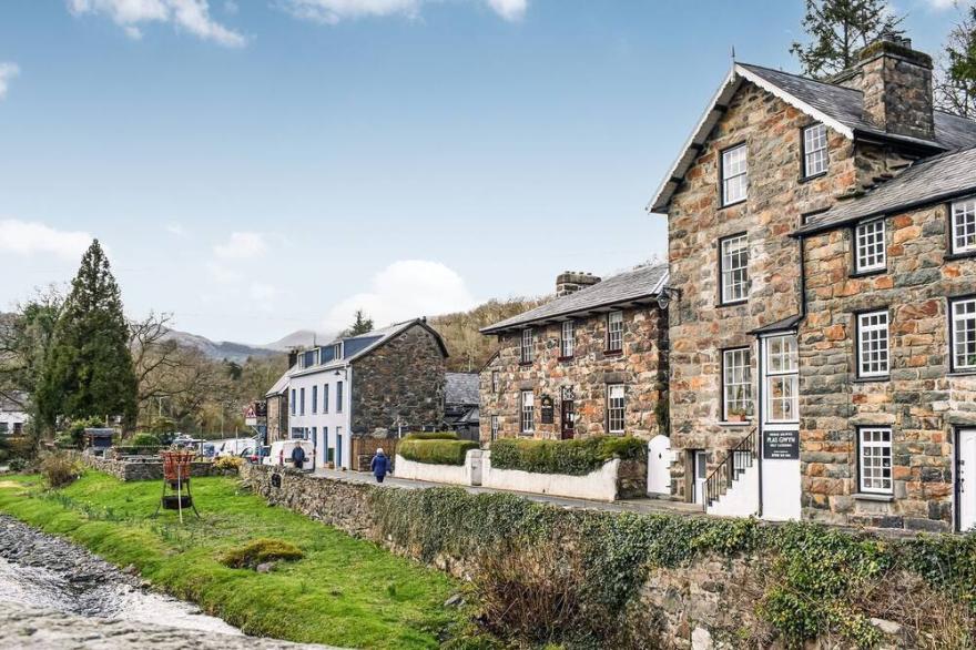 6 bedroom accommodation in Beddgelert