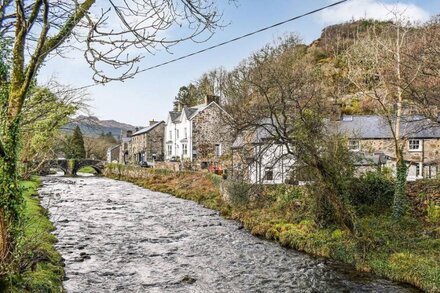 6 bedroom accommodation in Beddgelert