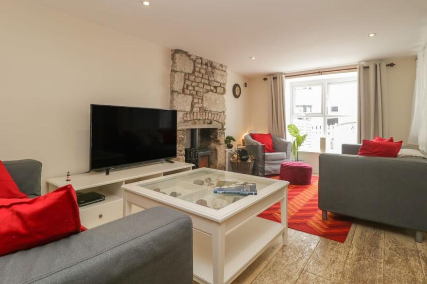 SPRING ROSE COTTAGE, pet friendly, with open fire in Fortuneswell