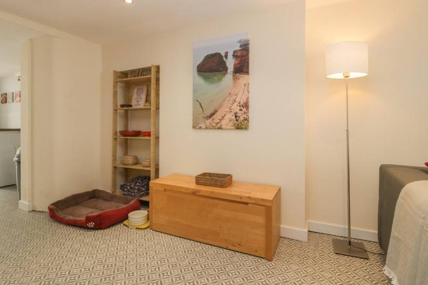 SPRING ROSE COTTAGE, pet friendly, with open fire in Fortuneswell
