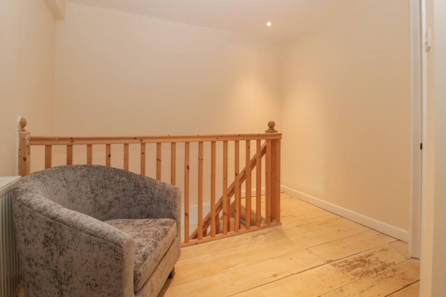 SPRING ROSE COTTAGE, pet friendly, with open fire in Fortuneswell