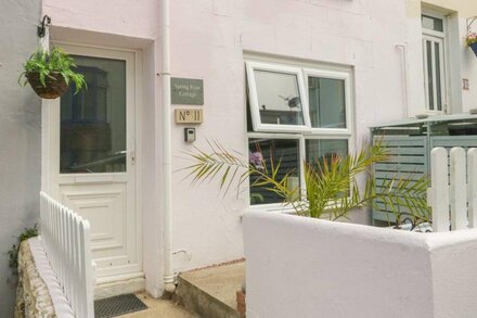 SPRING ROSE COTTAGE, pet friendly, with open fire in Fortuneswell