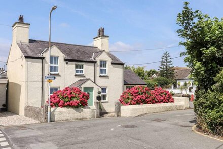 BRYN PERIS, pet friendly, character holiday cottage in Moelfre